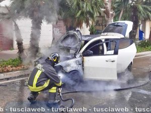 Civitavecchia - L'auto incendiata in viale Baccelli
