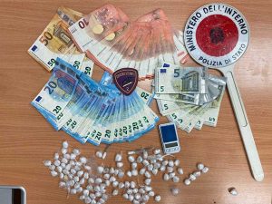 Viterbo - La droga e i contanti sequestrati dalla polizia