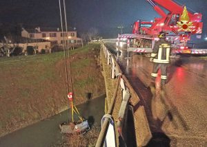 Verona - Auto finisce nel canale