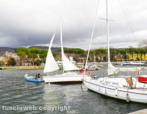 Barca incagliata al lago di Bolsena