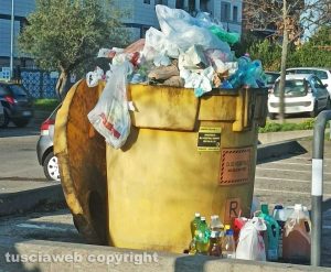 Viterbo - Contenitore della raccolta dell'olio esausto a piazzale degli Etruschi