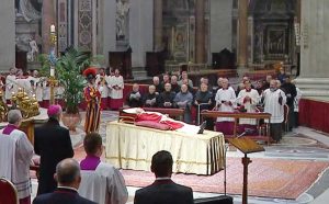 Città del Vaticano - La salma di Benedetto XVI esposta a San Pietro