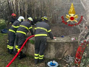 San Teodoro - I vigili del fuoco al lavoro per recuperare il corpo esanime del ragazzo caduto nel pozzo