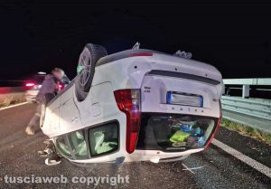 Viterbo - Tamponamento tra due auto - Macchina cappotta sulla superstrada, un ferito