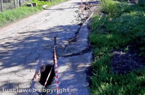 Ronciglione - Strada provinciale Valle di Vico in pessime condizioni