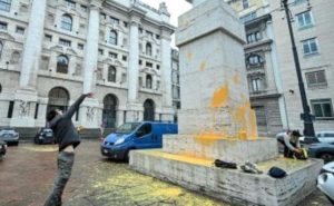 Milano - Piazza Affari - Imbrattato il dito medio di Cattelan