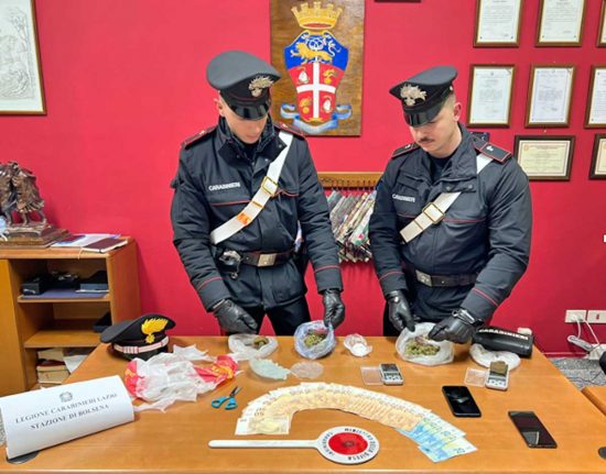 Bolsena - La droga e i soldi sequestrati dai carabinieri