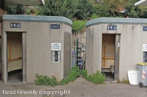I bagni pubblici al parcheggio del Sacrario