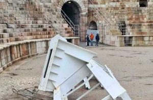 Verona - La struttura della cometa cade nell'arena