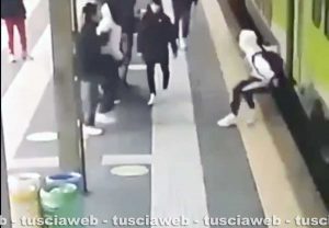 Seregno - Spingono un ragazzino di 15 anni contro al treno, due minorenni fermati