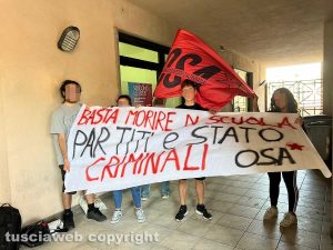 Viterbo - Un presidio di Osa contro l'alternanza scuola-lavoro