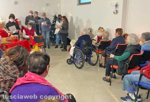 San Lorenzo Nuovo - Il coro parrocchiale in visita a Villa Costanza