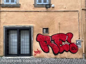 Viterbo - Il murale apparso in via San Carluccio