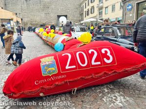 Viterbo - La calza della Befana più lunga del mondo