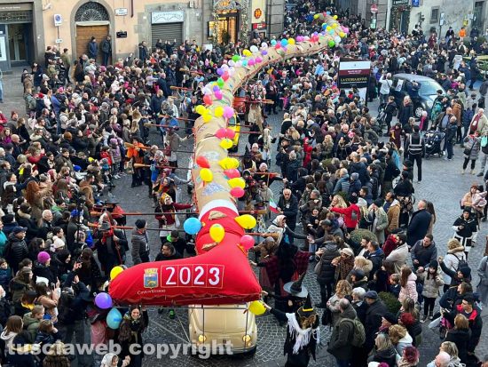 Viterbo - La calza della Befana più lunga del mondo