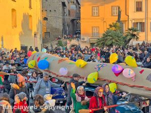 Viterbo - La calza della Befana più lunga del mondo