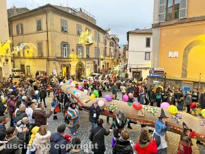 Viterbo - La calza della Befana più lunga del mondo