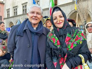 Viterbo - La calza della befana più lunga del mondo - Il vescovo Orazio Francesco Piazza e la sindaca Chiara Frontini