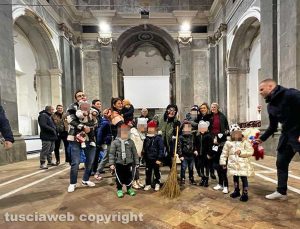 Viterbo - La Befana insieme ai figli e nipoti dei facchini di Santa Rosa