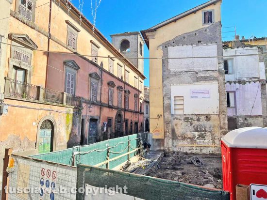 Viterbo - Il palazzo demolito in via cardinal La Fontaine