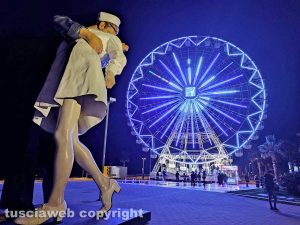 Civitavecchia - La Statua del Bacio e la ruota panoramica