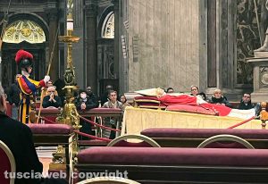 Città del Vaticano - La salma di Benedetto XVI esposta a San Pietro