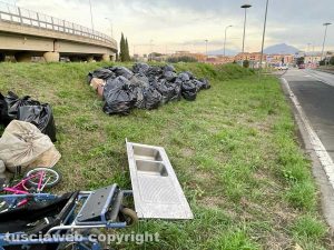 Viterbo - Sacchi di immondizia sulla Tuscanese all'entrata della città