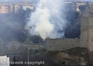 Viterbo - Incendio in via Sant’Antonio - Il fumo visibile a lunga distanza