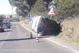 Viterbo - Auto si ribalta sulla Cimina