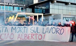 Civitavecchia - La manifestazione al porto per la morte del giovane operaio Alberto Motta