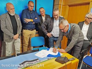 Civitavecchia - La firma sul contratto per i lavori del Fattori