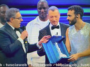 Sanremo - Marco Mengoni si aggiudica la serata cover