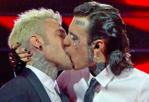 Sanremo - Il bacio tra Rosa Chemical e Fedez