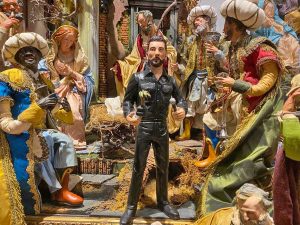 La statua del presepe napoletano di Marco Mengoni