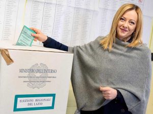 Giorgia Meloni alle urne per le elezioni regionali