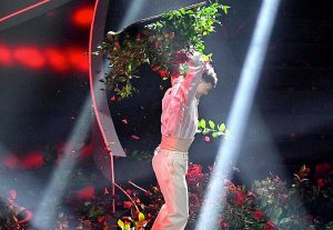 Sanremo - Blanco rompe i vasi di rose in mondovisione