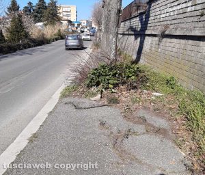 Viterbo - Ponte dell'Elce - Marciapiede impraticabile