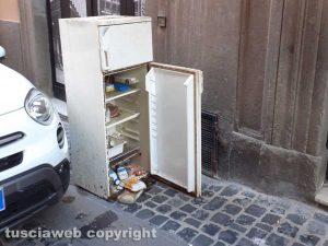 Viterbo - Frigorifero abbandonato in via Dell'Orologio vecchio