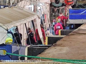 Civitavecchia - La ong Aita Mari alla banchina 16 del porto con 31 immigrati salvati