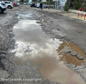 Viterbo - Riello - Le condizioni della strada di fronte al polo universitario