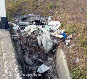 Viterbo - Cassia nord - Canale di raccolta acqua pieno di rami e immondizia"