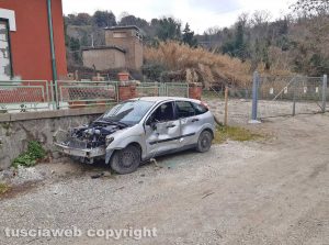 Viterbo - Auto sotto Ponte dell'Elce