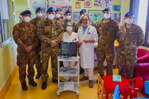 Viterbo - Il personale del reparto di pediatria e la rappresentanza dell'Aves