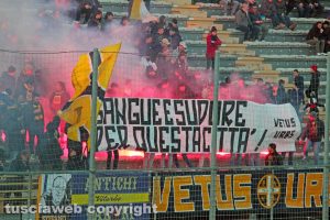 Sport - Calcio - Viterbese - Lo striscione della curva Nord
