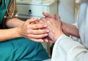 Infermiera e anziana - Immagine di repertorio