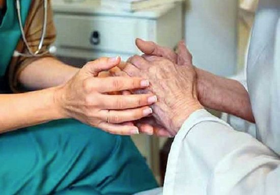 Infermiera e anziana - Immagine di repertorio