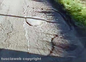 Tuscania - Le buche sull'asfalto sula SP3