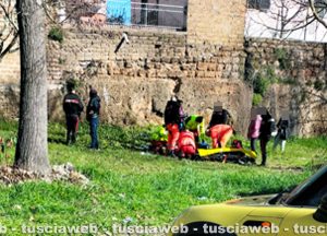 Civita Castellana - I soccorsi alla bambina precipitata dal balcone