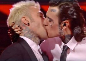 Il bacio tra Fedez e Rosa Chemical