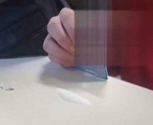 Uno screen dal video in cui gli studenti fanno finta di assumere cocaina